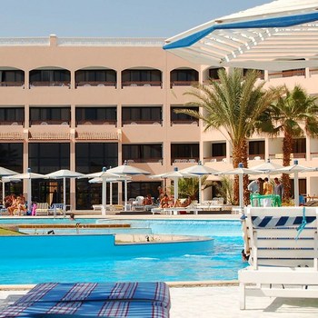 Es war nicht viel los am Pool des Beach Albatros Resort #egypt #Hurghada #Vacation #Love #Photooftheday #Beautiful #Happy #Summer #Nofilter #Follow4follow #Followforfollow #Beach #Followback #Travel #Blue #Winter #Sunday #PalmTrees #Ägypten