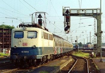 110 169 mit RE 3230 (Uelzen–Hamburg Hbf) am 04.07.1996 in Lüneburg