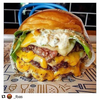 HbH 😉 @_fbas @royalstacksau ・・・ Today is National Cheeseburger Day. Here is an alltime classic put together by our boy @deadlifts_and_pizza in his full custom mode. The Triple Harry!