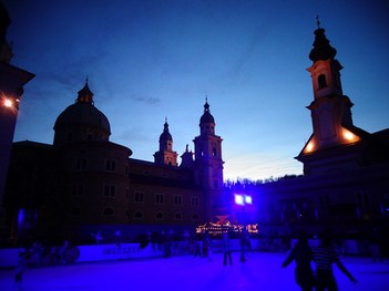Salzburg, Salzburg (state of Austria), Mozartplatz (Ice skating before the very eyes of Wolfgang Amadeus Mozart!), patiner sous les yeux extrêmement sévères du compositeur!