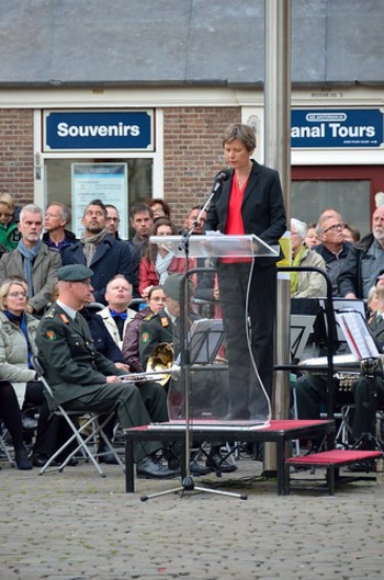 Amsterdam, voorzitter van het COC Tanja Ineke houdt een toespraak bij het homomonument, Nederland 4 mei 2015