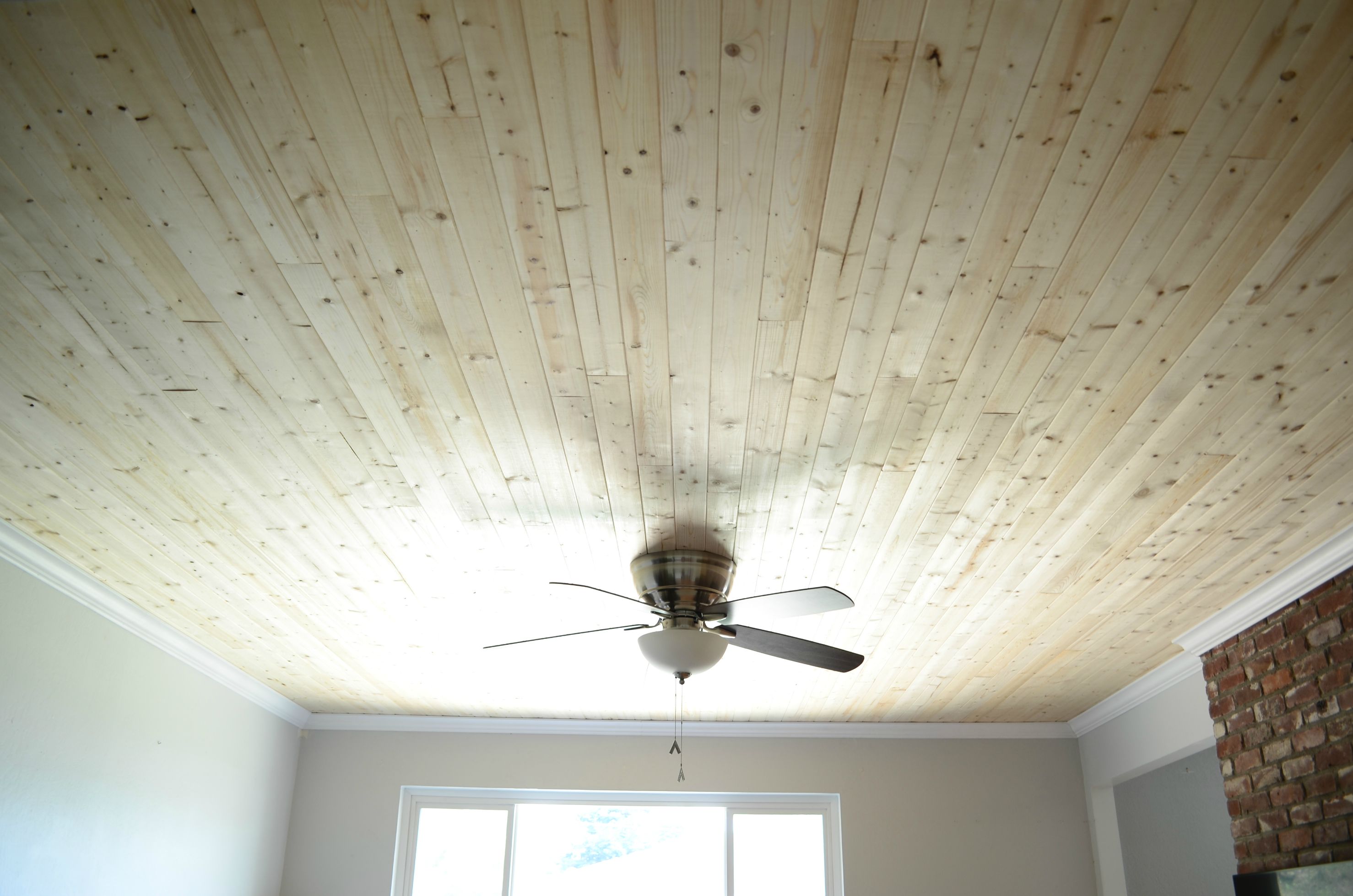 Plank ceiling over popcorn ceiling : DIY